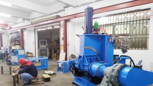 密煉機(jī)組裝車間